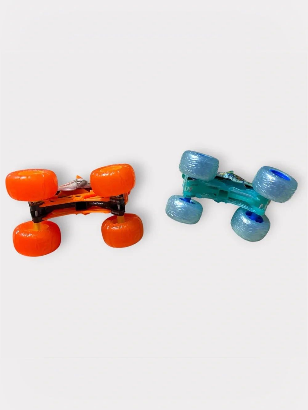 Monster Jam Earth vs Surf Loose 2-Pack - Horse Power & Aqua Stallion 1:64